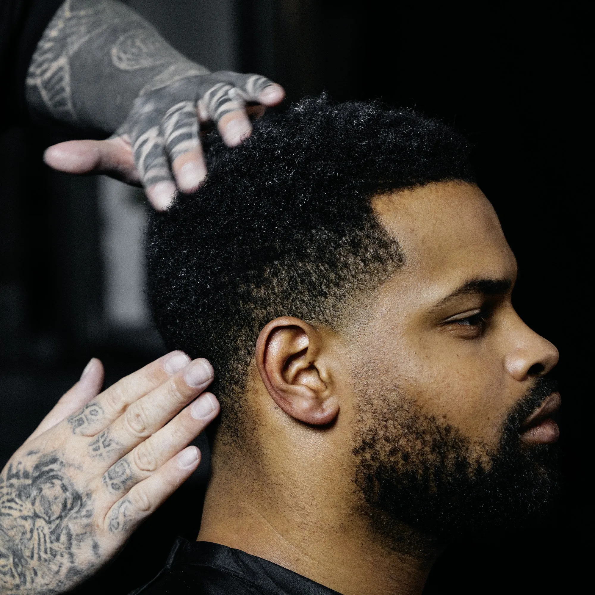 Mann mit kurzen schwarzen  Haaaren