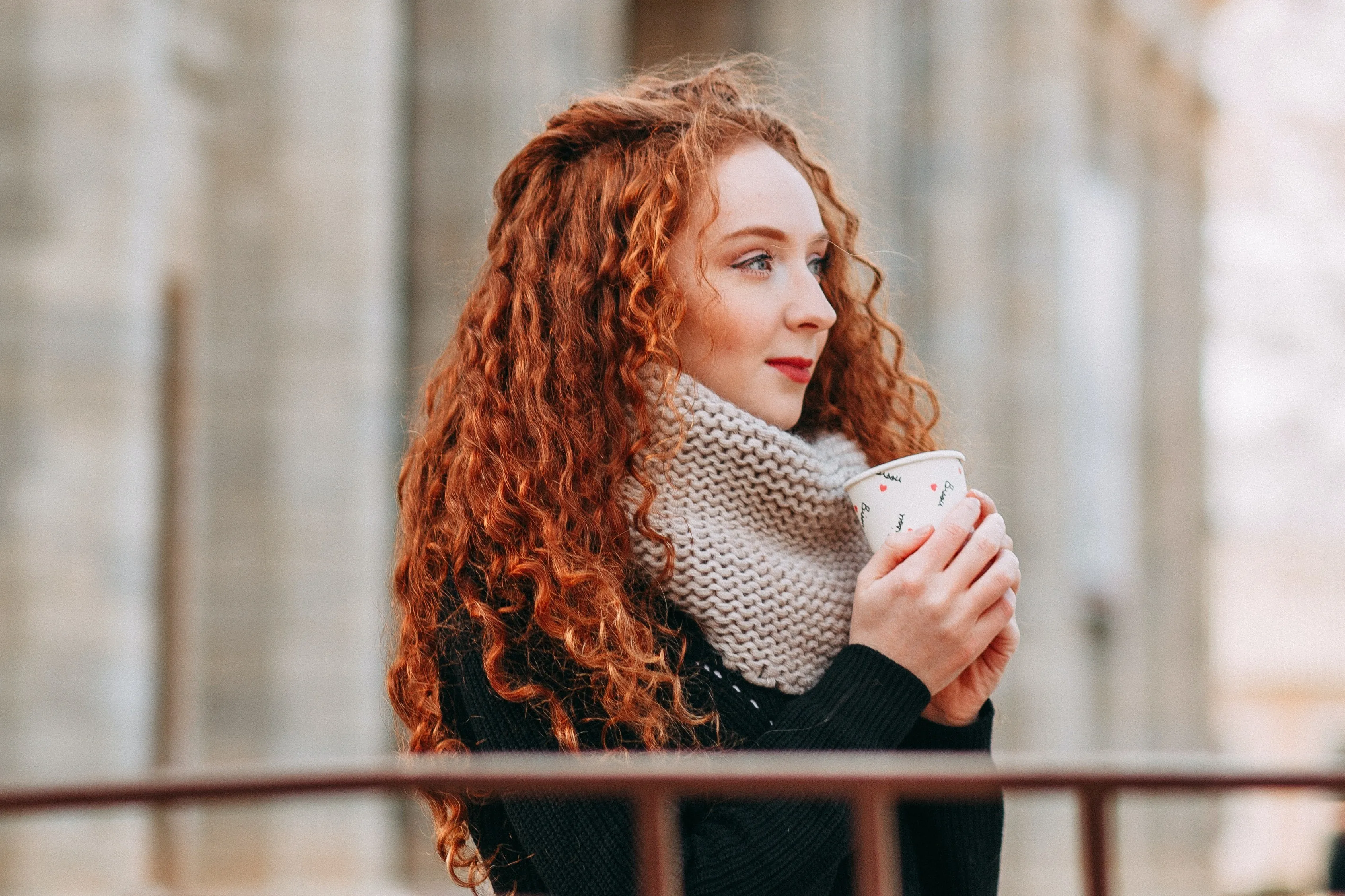 Come prendersi cura dei capelli ricci: consigli e prodotti